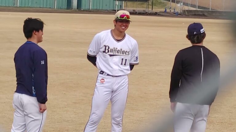 [プロ野球]オリックス山下舜平大投手と談笑するライオンズ投手たち(春季キャンプ)　2025年3月2日