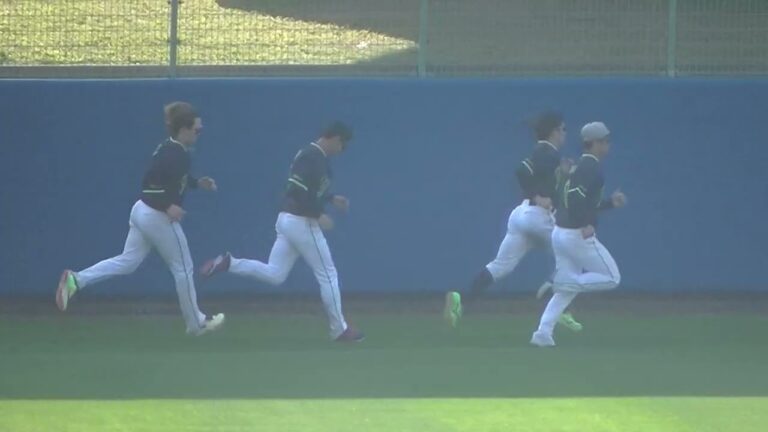 外野をダッシュする増田珠や濱田太貴など（ヤクルトスワローズ浦添キャンプ 2025年2月19日）