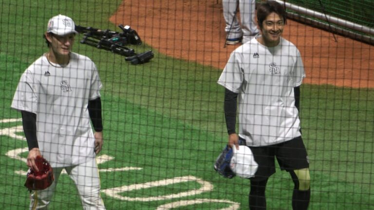正木智也と柳町達が福谷浩司に挨拶【慶応大学野球部】プロ野球2025オープン戦　北海道日本ハムファイターズvs福岡ソフトバンクホークス