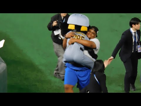 【何してん】MLB開幕戦にトラッキー登場 カブスの球団スタッフに勝てるはずのない相撲を挑みそのまま運ばれる