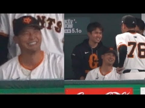 吉川尚輝、打球が胸に当たりベンチで苦悶の表情をみせる。　2025.3.21 東京ドーム