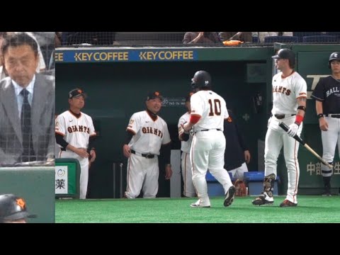 高橋奎二の大暴投に失望するバックネット裏最前列のヤクルト小川GMと 巨人ベンチ　高橋、まさかの大暴投に「抜こう、抜こうと思って抜けすぎた」と反省　　2025.3.30 東京ドーム