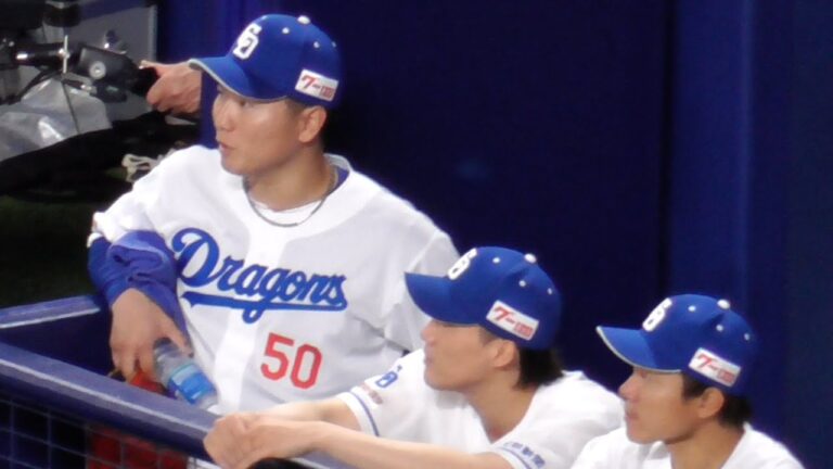 新クローザー松山晋也の登場ムービーを見入る清水達也、斎藤綱記　中日ドラゴンズVS読売ジャイアンツ　2025/04/01