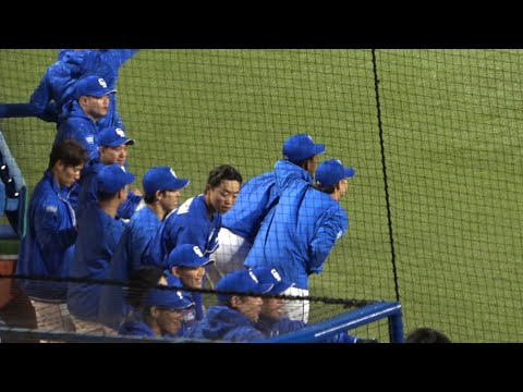 芸人cowcowのポーズ🤣　中田翔の先制タイムリーで盛り上がるブライト健太　中日ドラゴンズベンチ　　2025.04.04神宮球場