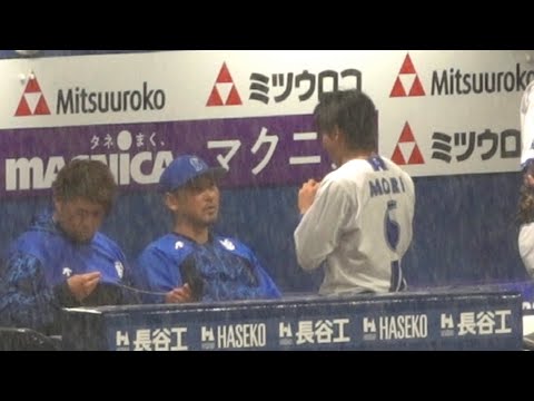 戸柱恭孝さん,森敬斗のネックレスが気になってしまう。　2025.04.11 横浜スタジアム