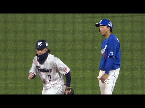 長岡秀樹、岡林と話してたら内野陣がマウンドに集まっていることに気づく　2025.04.04 神宮球場
