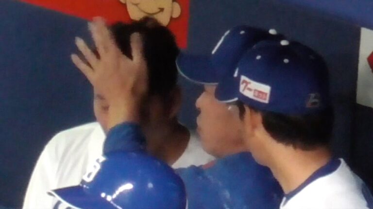 近藤廉がピンチを抑えた瞬間の井上監督と山井コーチ　近藤はベンチに戻っておでこをペチッとされる　中日ドラゴンズVS阪神タイガース　2025/05/01