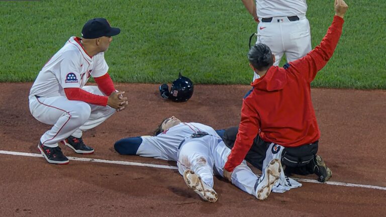 トリストン・カサスは恐ろしい脚の怪我の後、フィールドから伸びました| 2025 MLBシーズン
