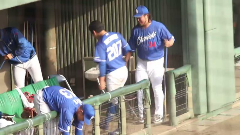 試合後ベンチの掃除をする福敬登　2025/03/02