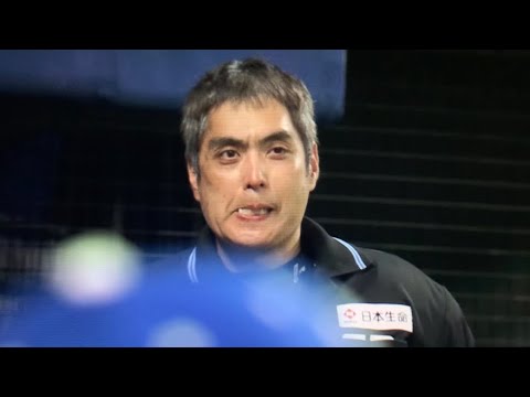 木下が自分のせいでケガをしてバツが悪そうな白井球審