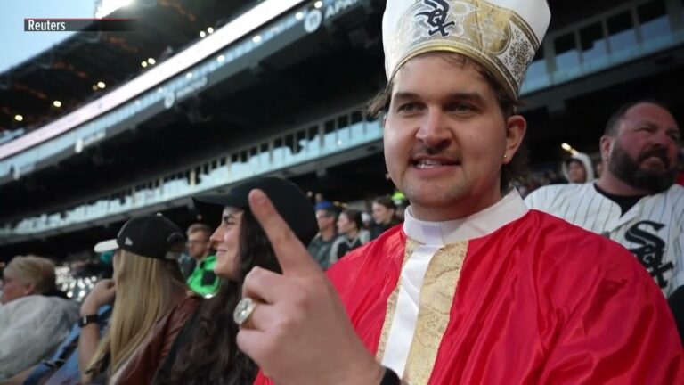 シカゴホワイトソックス野球ファンは、長年のサポーターである教皇レオの選挙を祝う