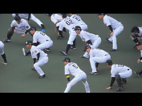 【相手のノックが気になる...】試合前セカンドアップ中に相手チームのノックが気になる阪神ナイン