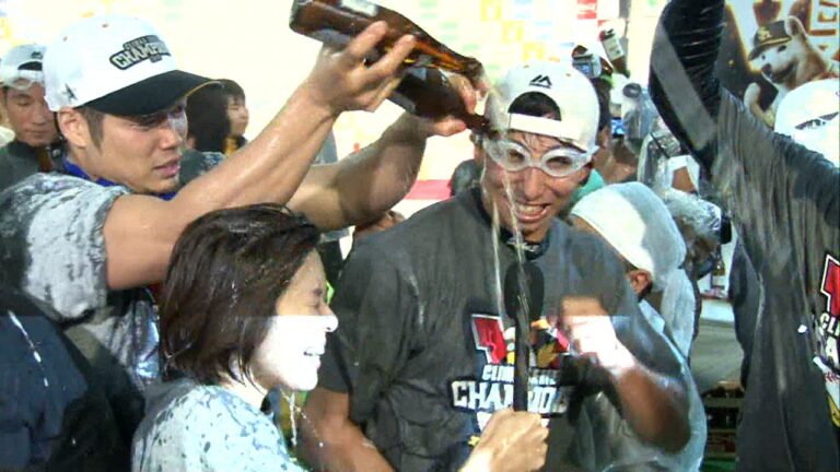 【プロ野球パ】「日本シリーズは、何とか出たい！」祝勝会ビールかけ 福田秀平・吉村裕基インタビュー  2015/10/16 H-M