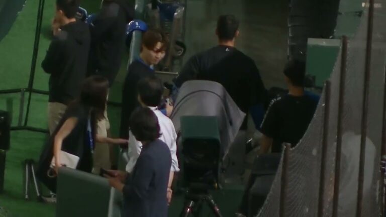 山﨑福也 囲み取材の後 女子アナ？に話しかけれる＜読売ジャイアンツ対 日本ハムファイターズ2025年6月17日＞