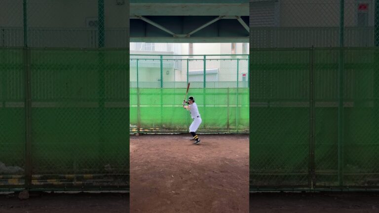 センター前でもバット投げは欠かさない嶺井博希選手