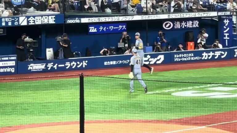 ７回の裏のピンチを防いだ村上頌樹！ベンチに迎えられる