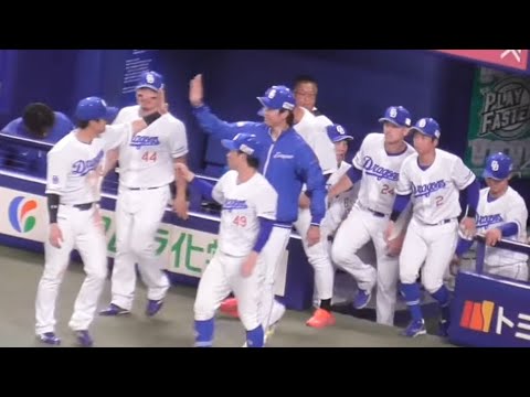 勝利の瞬間のドラゴンズベンチ　先頭は泥だらけがカッコいい決勝打の板山祐太郎　中日ドラゴンズVS読売ジャイアンツ　2025/05/31