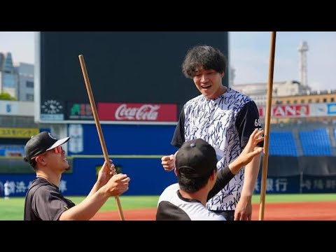 阪神の佐藤輝、栄枝らが元チームメートのDeNA・岩田将貴と談笑