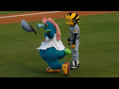 【つば九郎見てる??】くるりんぱを披露するスライリーとトラッキー