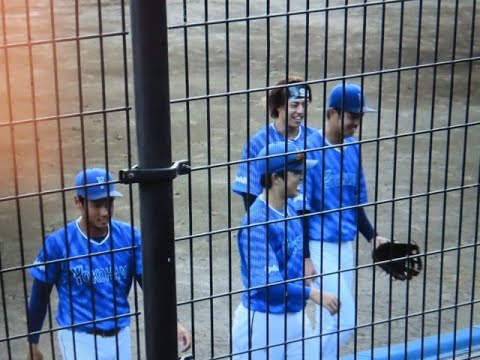 横浜DeNAベイスターズ 抑えてベンチに戻ってきた平良拳太郎投手らスタメン選手と山崎康晃投手・堀岡隼人投手らリリーフ陣の様子 2025/7/9 草薙球場