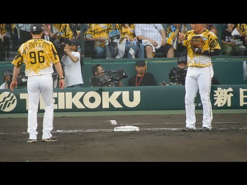 【筒井コーチの気遣い】攻撃終了後 荒れた走路を均してベンチに戻る筒井コーチ