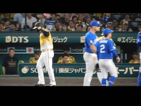【また死球...】森下翔太 死球を受け痛そうな素振りを見せるもそのままプレー続行 ベース上で笑顔も見せる