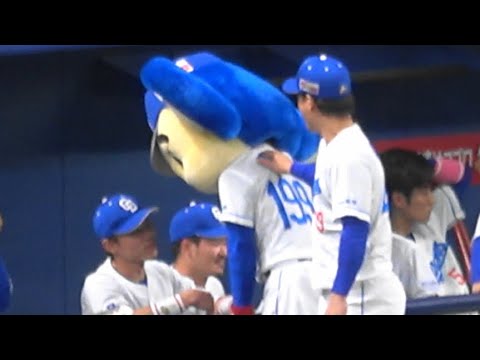 2025.07.11 大島と話してるドアラのツボを刺激する加藤匠馬