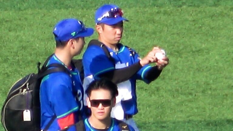 【オールスター2025】第2戦 広島【島内颯太郎】と阪神【石井大智】が握りについて語りながらアップからベンチへ帰る 現地映像