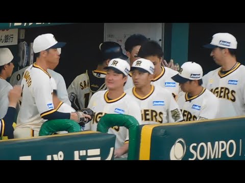 【マジック点灯へ予祝】ベンチで全員でハイタッチを行い士気を高める阪神ナイン