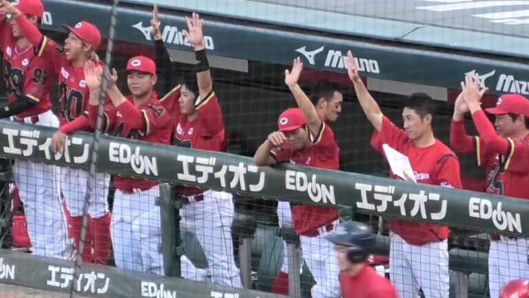 初回、坂倉将吾が先制となるタイムリーツーベースを打った瞬間のカープベンチ！広島東洋カープvs中日ドラゴンズ 2025年8月3日