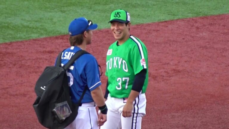 2025プロ野球 ウォームアップ中の選手&ライオンズのよしみで交流する山野辺・佐藤龍