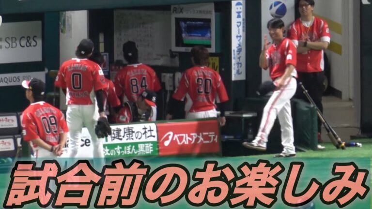 失敗するであろうホークス本多コーチのキャッチャーフライに備え、外野深くに守る川瀬晃ちゃん🤣まさかの1発成功になんとも言えない絡みをする2人😂鷹祭サマーブーストより