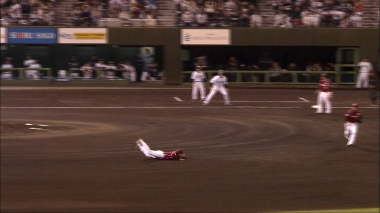【プロ野球パ】前進守備で強烈打球も抜かせない、藤田の好守備  2015/04/16 L-E