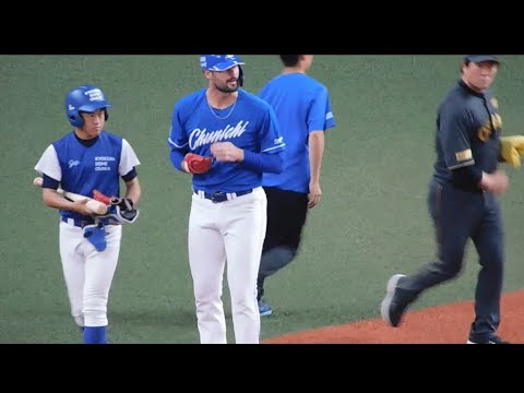 【聖人】死球を受けた先発マラー ビーズリーの謝罪に笑顔で応え1塁へ 大山明るく会話を交わす