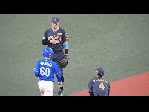 【古巣の仲間と談笑】リクエスト待ちの時間で古巣阪神の選手と会話を交わす山本泰寛