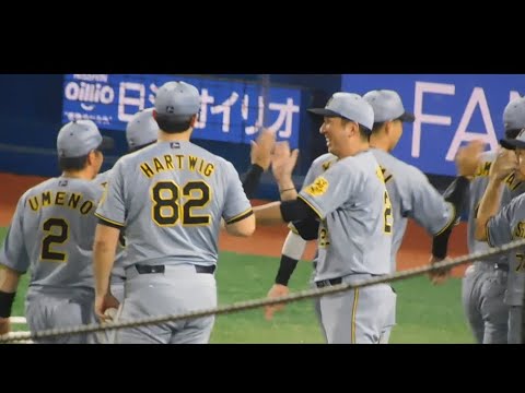 【奇跡の大逆転勝利】勝利のハイタッチで笑顔が止まらない藤川監督