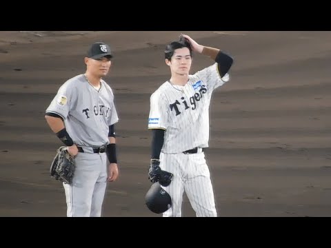 【名手の談合】リクエスト中 2塁ベース上で会話を交わす吉川尚輝と中野拓夢