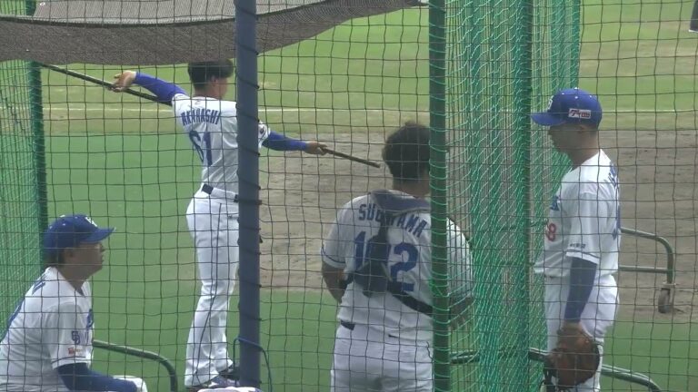 中日ドラゴンズ 高橋幸佑投手 棒で体をほぐしながら田島慎二コーチと話をする 2025/8/26 ナゴヤ球場