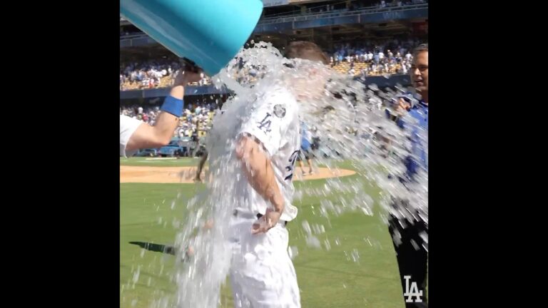 サヨナラホームランを祝福されるウィル・スミス！💦　ダイヤモンドバックス戦9月1日