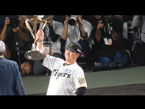 【優勝セレモニー】授与されたトロフィーを力強く掲げる藤川監督