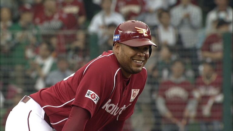 ジョーンズが2点適時二塁打！塁上で笑顔を見せる 2014.05.05 L-E