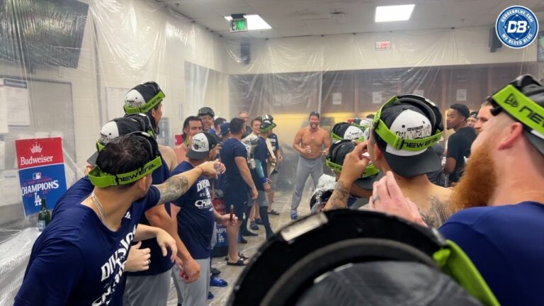 Shohei ohtaniの通訳者Will Ireton＆Dodgersトレーナーのスリップ 'nスライドのNL West Celebration