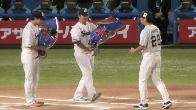 高津監督、山田哲人と清水昇から花束を贈られる