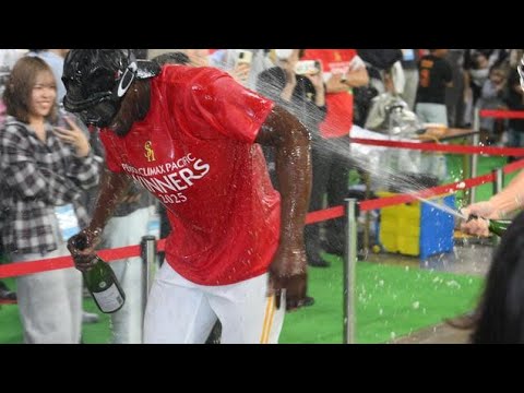 🍾😂 ソフトバンク・モイネロまさかの黄昏シャンパン！隅っこで“しっぽり独り酒”にファン爆笑🤣🥂