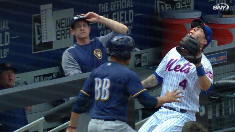 フローレスがバットボーイと衝突しボールを落とす