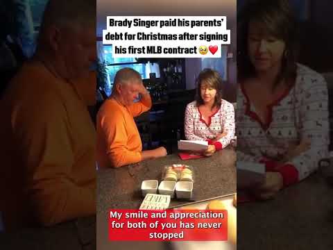 ブレイディ・シンガーがクリスマスの朝に両親を起こして借金をすべて返済したときのことを思い出しましょう 🥹