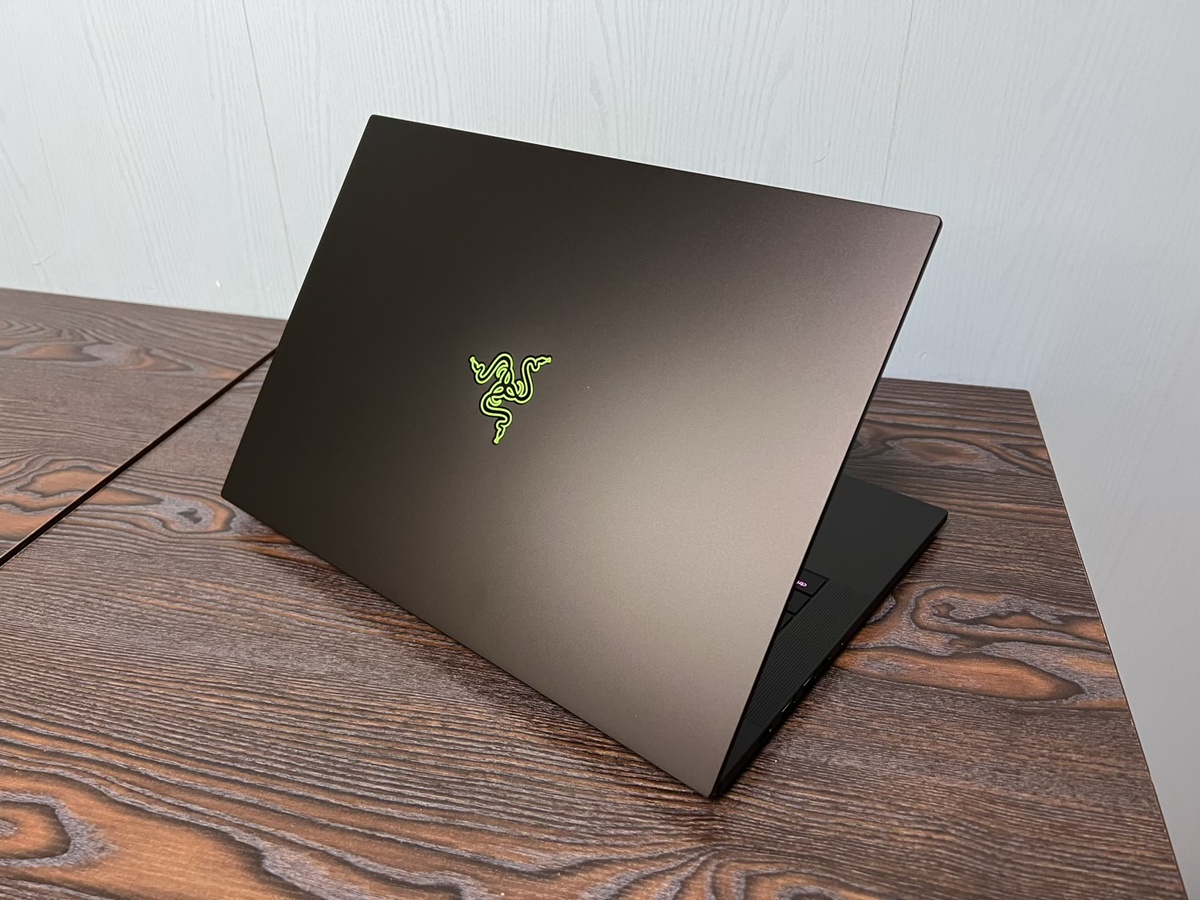 GeForce RTX 5090 Laptop搭載ゲーミングノートPC、Razer Blade 16 (2025)で内なる平穏を得る