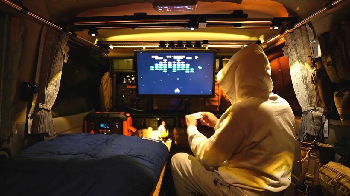 ステルス車中泊｜深夜の高速SAでゲーミング仕様の秘密基地を作ってみた｜ハイエースキャンピングカー｜ASMR