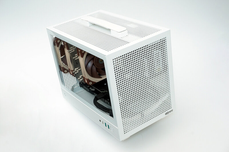 小型で静かで冷えて白くてパワフル! サイコムの「G-Master Velox Mini」は“それいいね”が詰まったゲーミングPCだ(2025年4月14日)|BIGLOBEニュース 小型で静かで冷えて白くてパワフル! サイコムの「G-Master Velox Mini」は“それいいね”が詰まったゲーミングPCだ(2025年4月14日)|BIGLOBEニュース