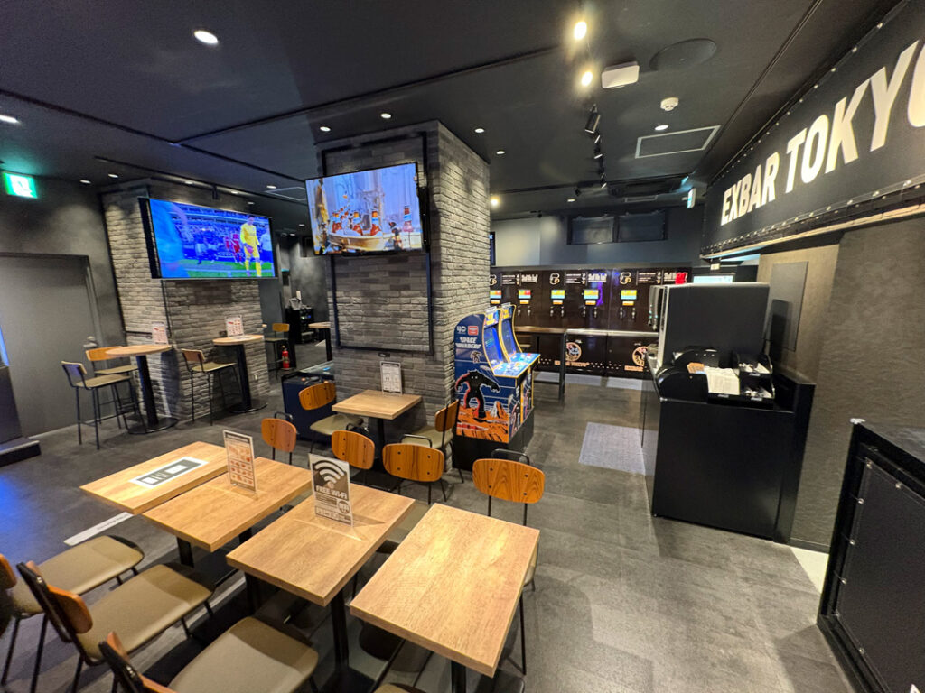 秋葉原、セルフビアサーバー付き“遊び場”「EXBAR TOKYO plus AKIHABARA」レポート - GAME Watch